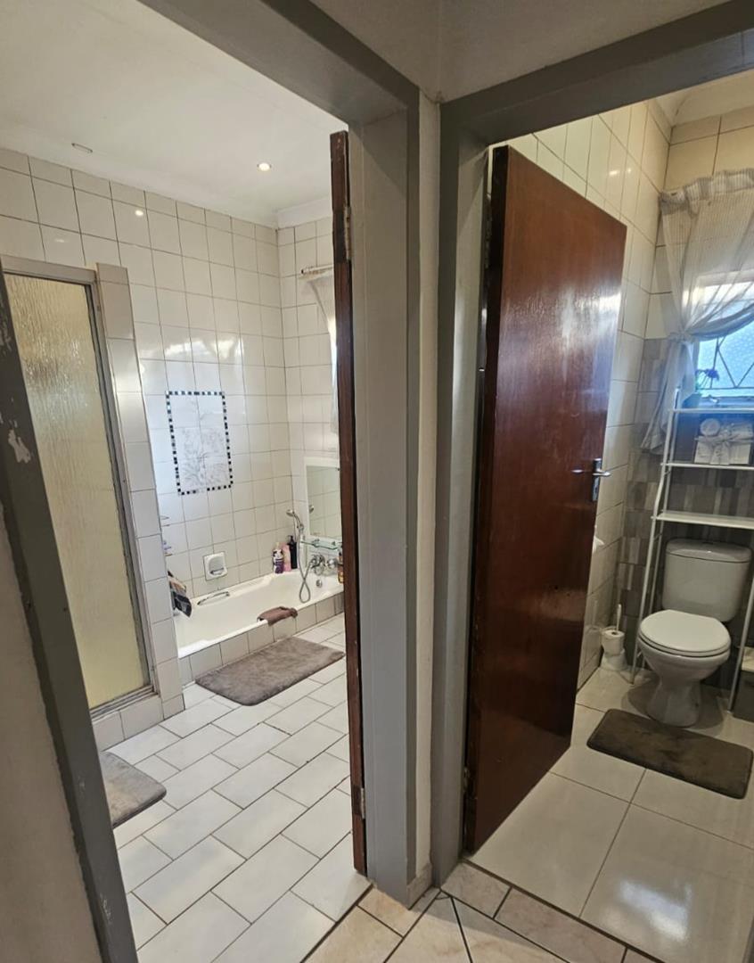 5 Bedroom Property for Sale in Mountain View Gauteng