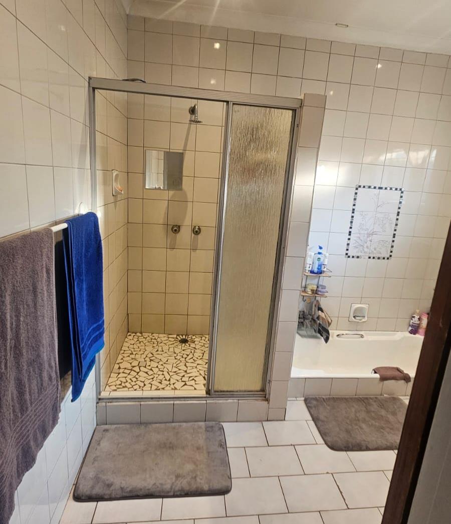 5 Bedroom Property for Sale in Mountain View Gauteng