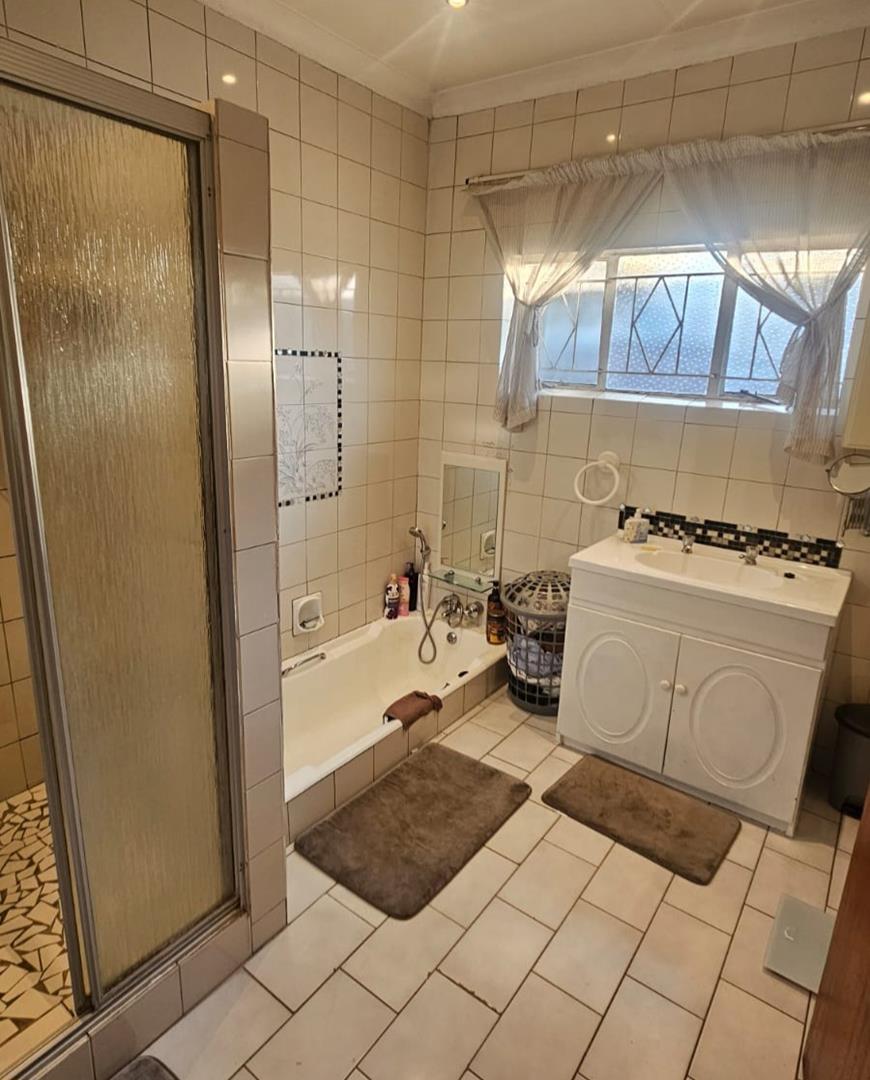 5 Bedroom Property for Sale in Mountain View Gauteng