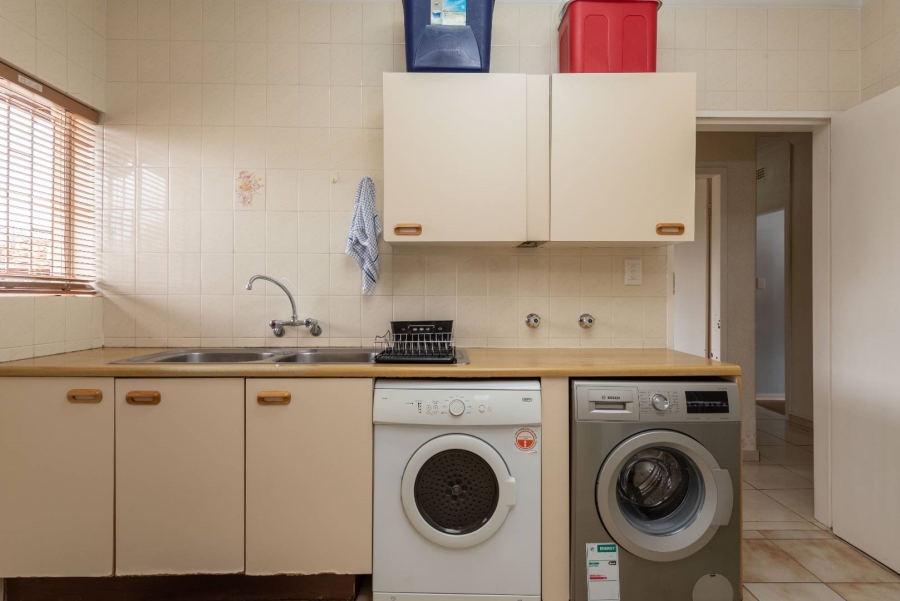 To Let 3 Bedroom Property for Rent in Mondeor Gauteng