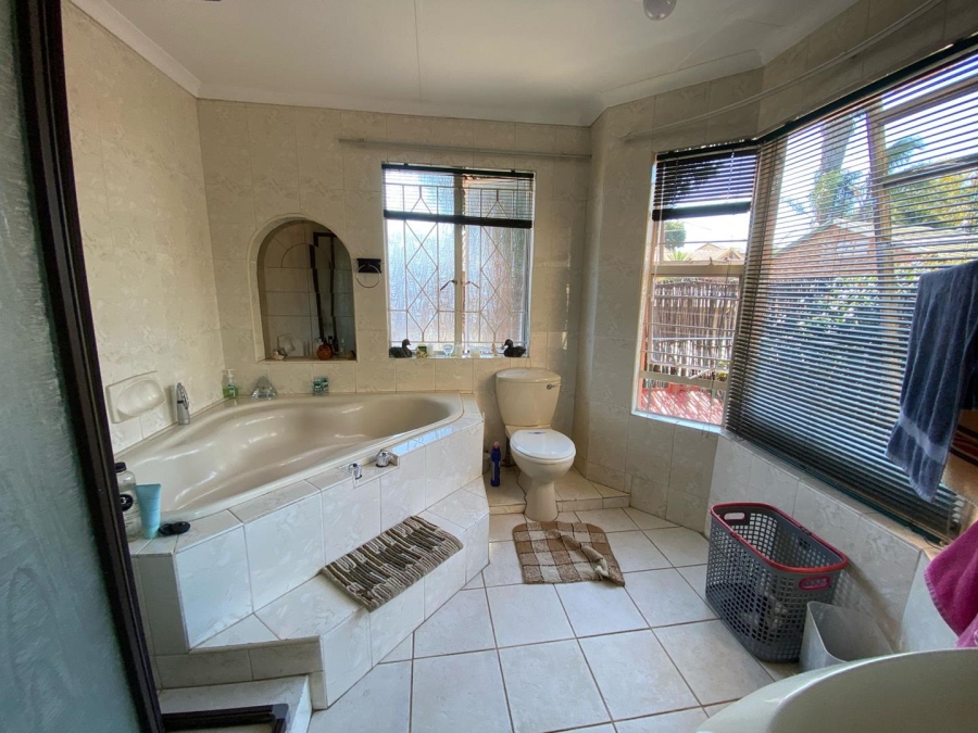 6 Bedroom Property for Sale in Suideroord Gauteng