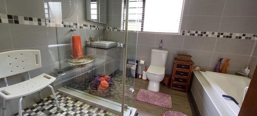 4 Bedroom Property for Sale in New Redruth Gauteng