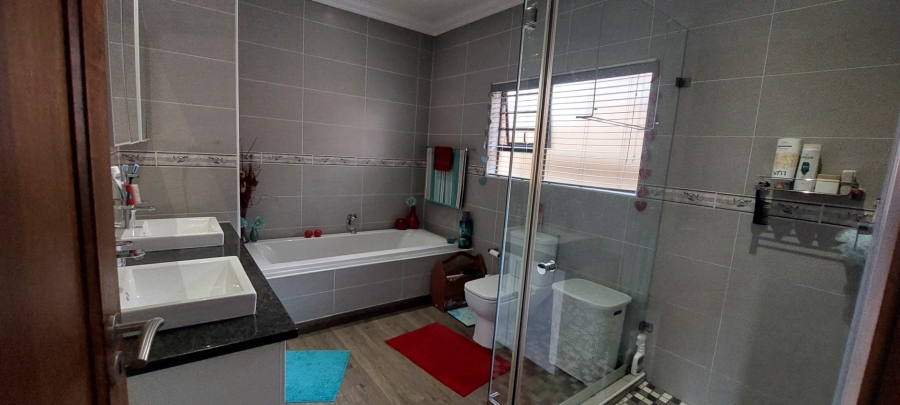 4 Bedroom Property for Sale in New Redruth Gauteng