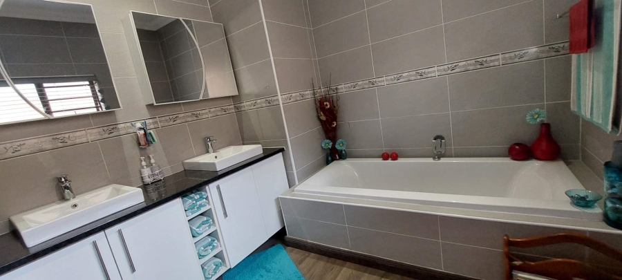 4 Bedroom Property for Sale in New Redruth Gauteng