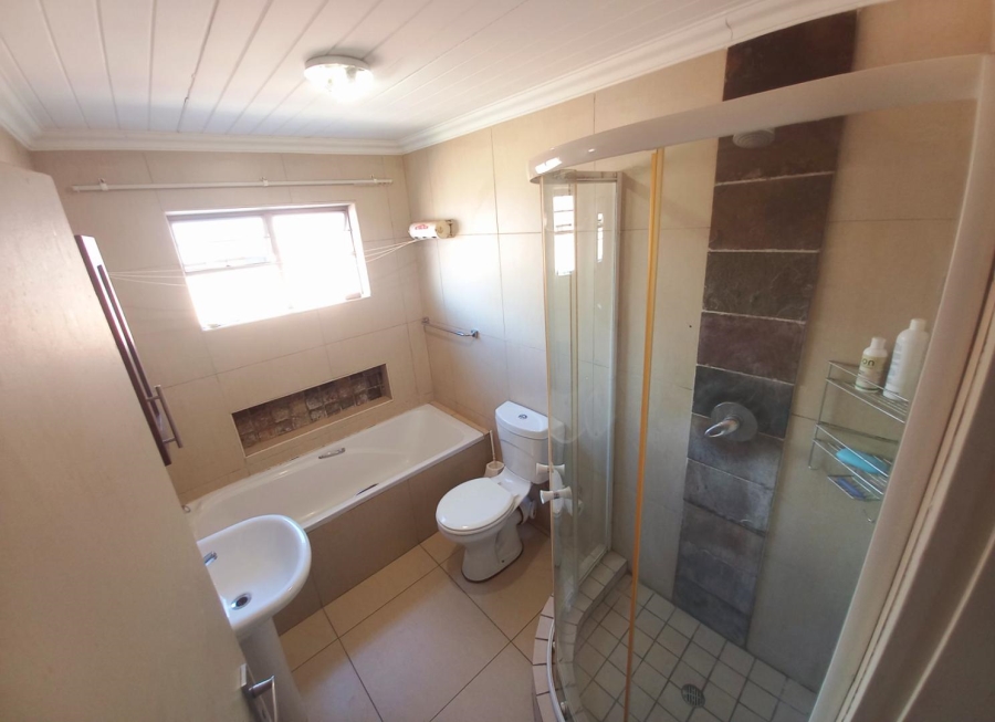 2 Bedroom Property for Sale in Andeon Gauteng