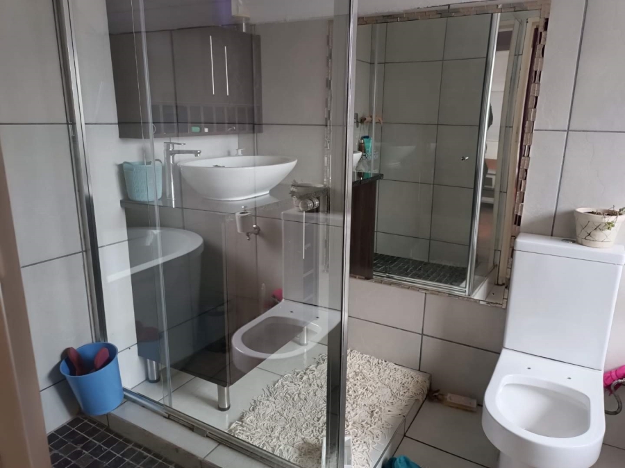 6 Bedroom Property for Sale in Linmeyer Gauteng