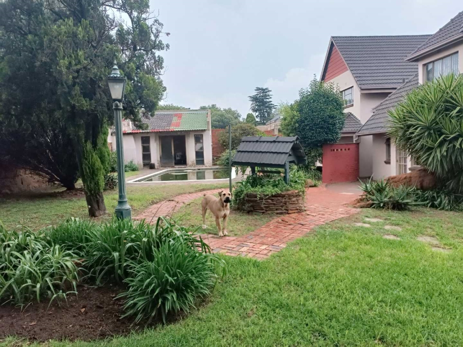 6 Bedroom Property for Sale in Linmeyer Gauteng