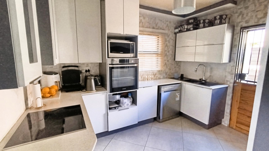4 Bedroom Property for Sale in Olievenhoutbosch Gauteng