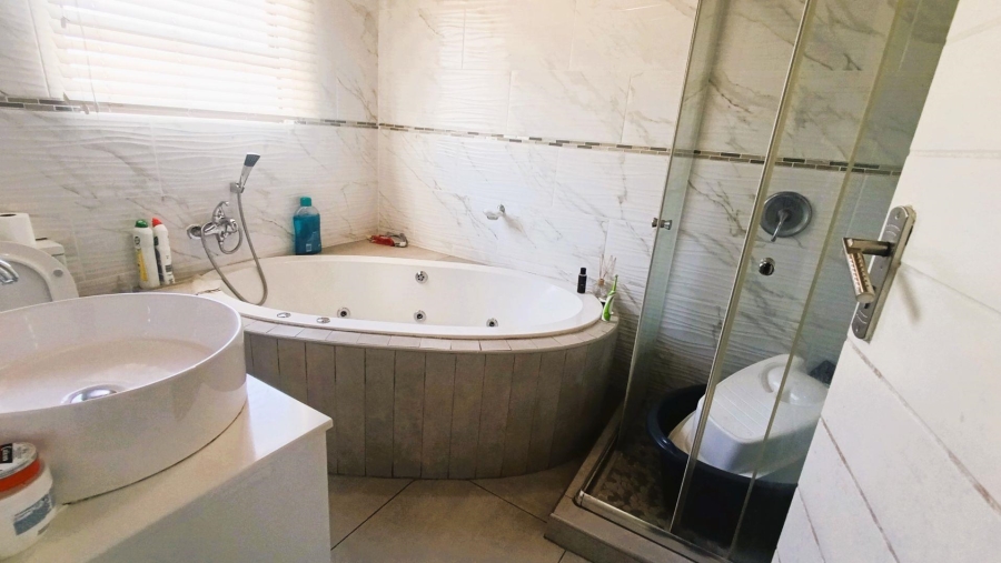 4 Bedroom Property for Sale in Olievenhoutbosch Gauteng