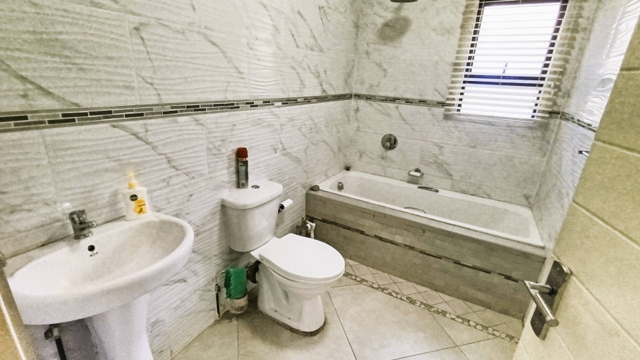 4 Bedroom Property for Sale in Olievenhoutbosch Gauteng
