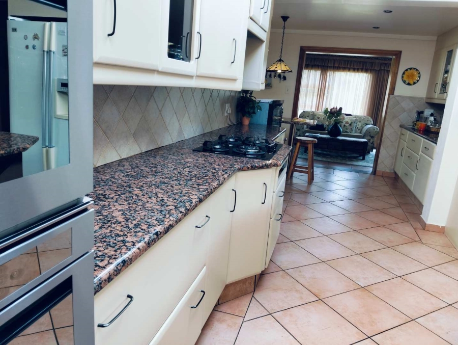 5 Bedroom Property for Sale in Mnandi Gauteng