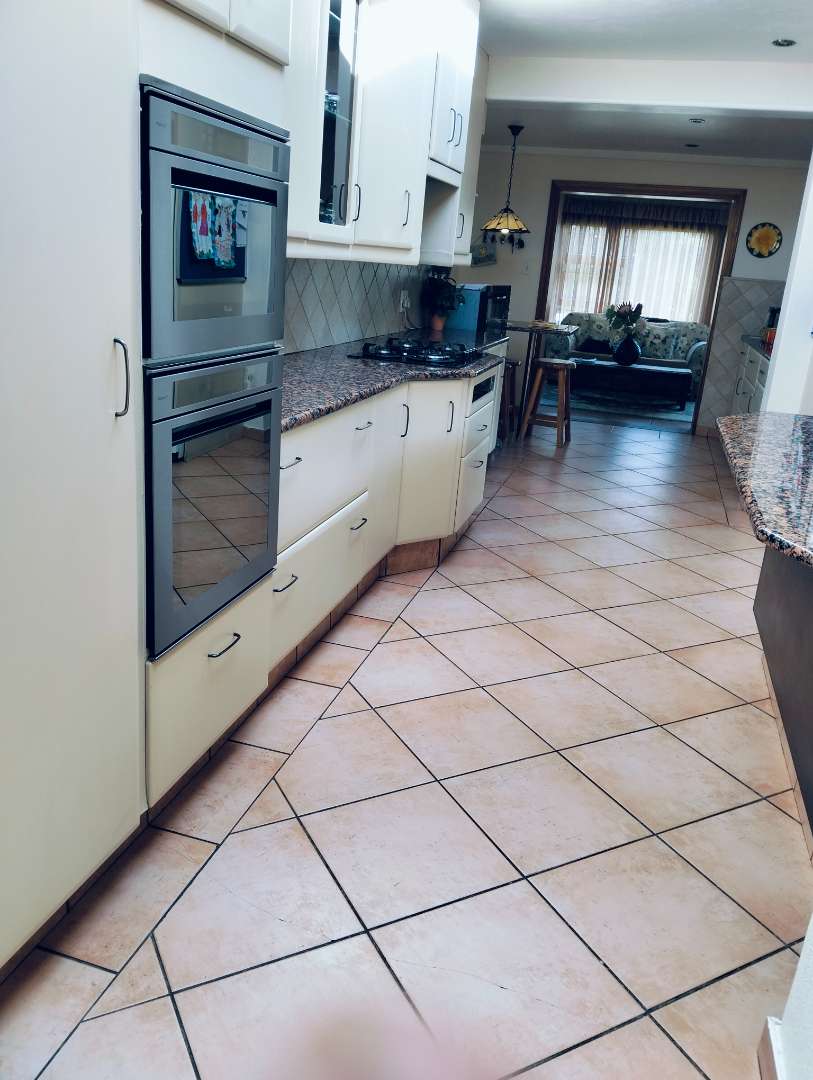 5 Bedroom Property for Sale in Mnandi Gauteng