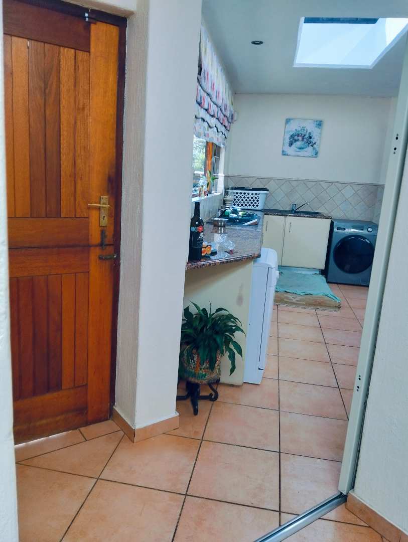 5 Bedroom Property for Sale in Mnandi Gauteng