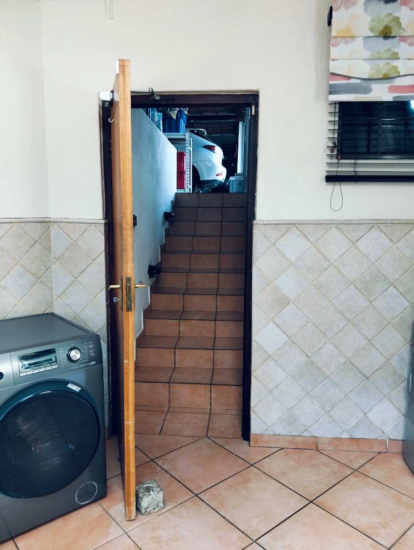 5 Bedroom Property for Sale in Mnandi Gauteng