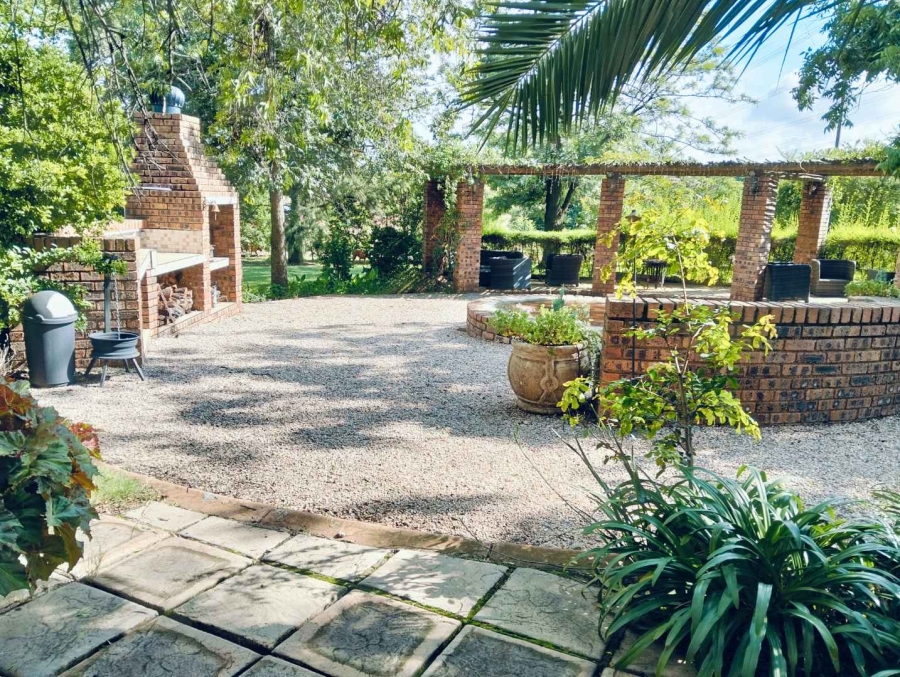 5 Bedroom Property for Sale in Mnandi Gauteng