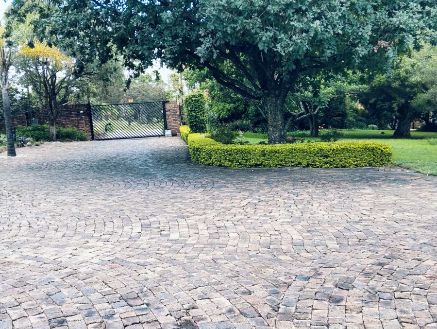 5 Bedroom Property for Sale in Mnandi Gauteng