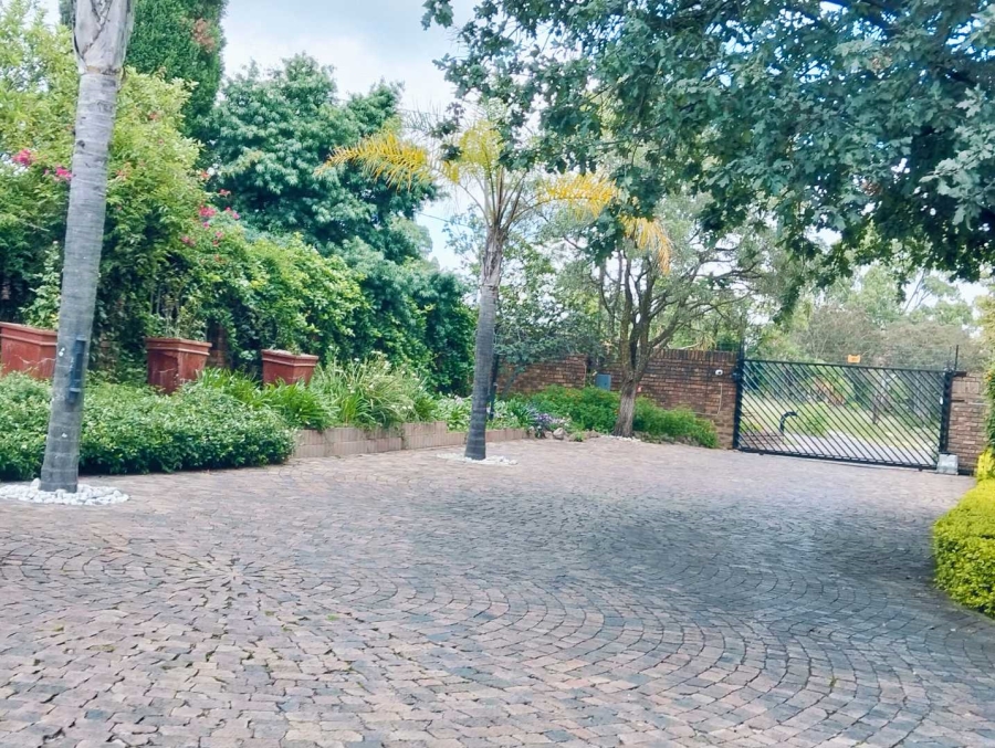 5 Bedroom Property for Sale in Mnandi Gauteng