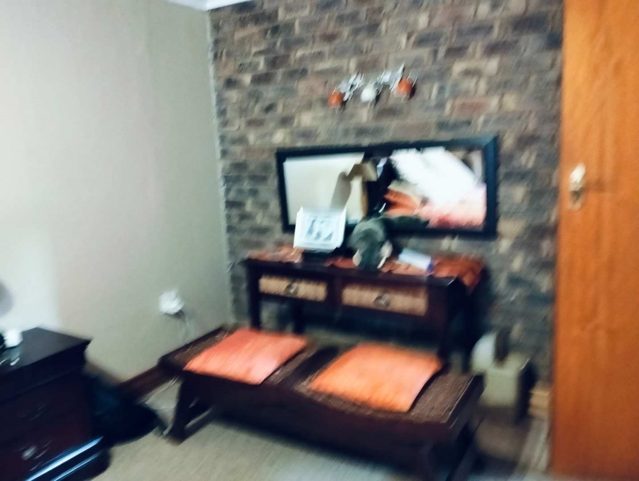 5 Bedroom Property for Sale in Mnandi Gauteng