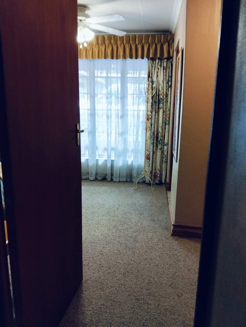 5 Bedroom Property for Sale in Mnandi Gauteng