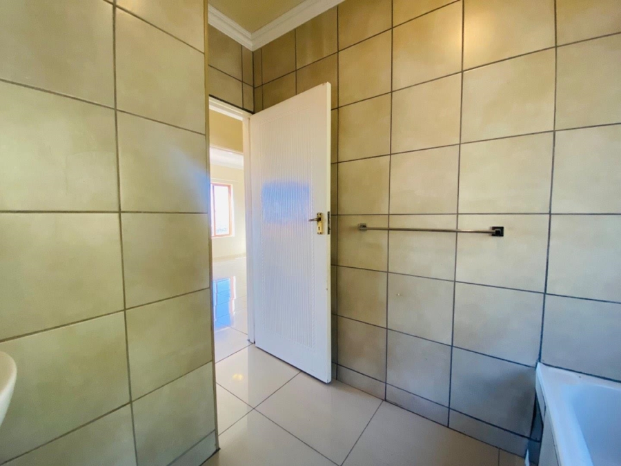 To Let 3 Bedroom Property for Rent in Constantia Kloof Gauteng