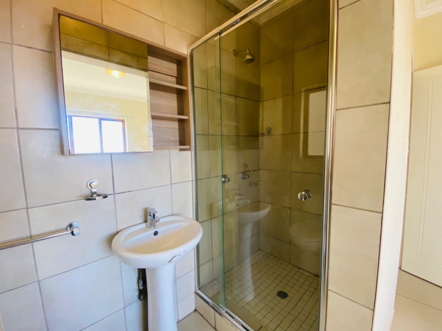 To Let 3 Bedroom Property for Rent in Constantia Kloof Gauteng