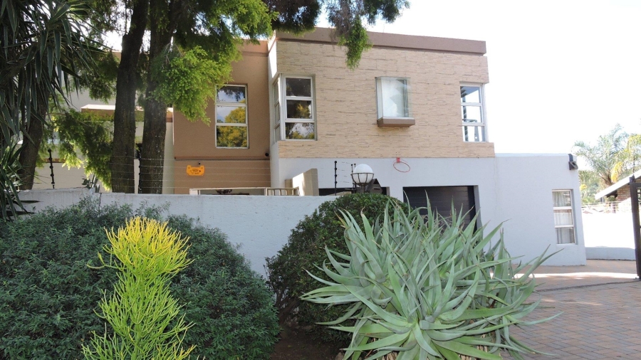 To Let 4 Bedroom Property for Rent in Faerie Glen Gauteng