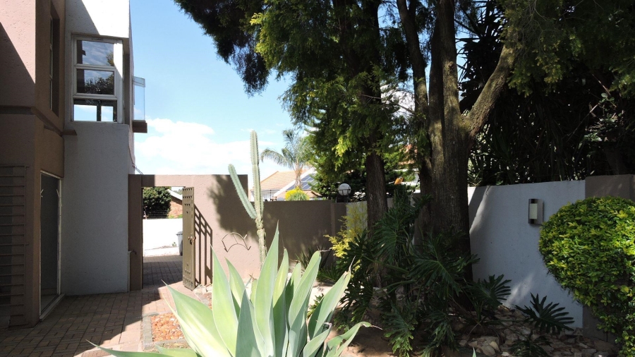To Let 4 Bedroom Property for Rent in Faerie Glen Gauteng