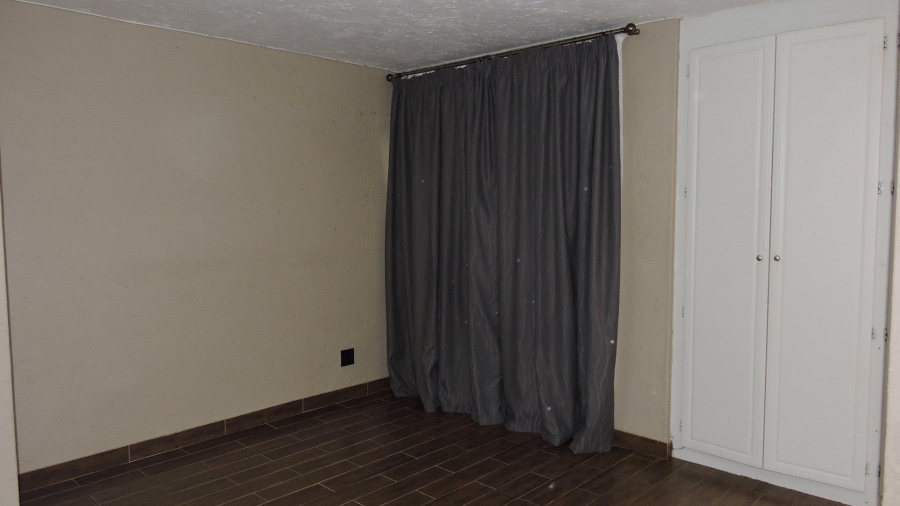 To Let 4 Bedroom Property for Rent in Faerie Glen Gauteng