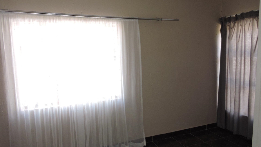 To Let 4 Bedroom Property for Rent in Faerie Glen Gauteng