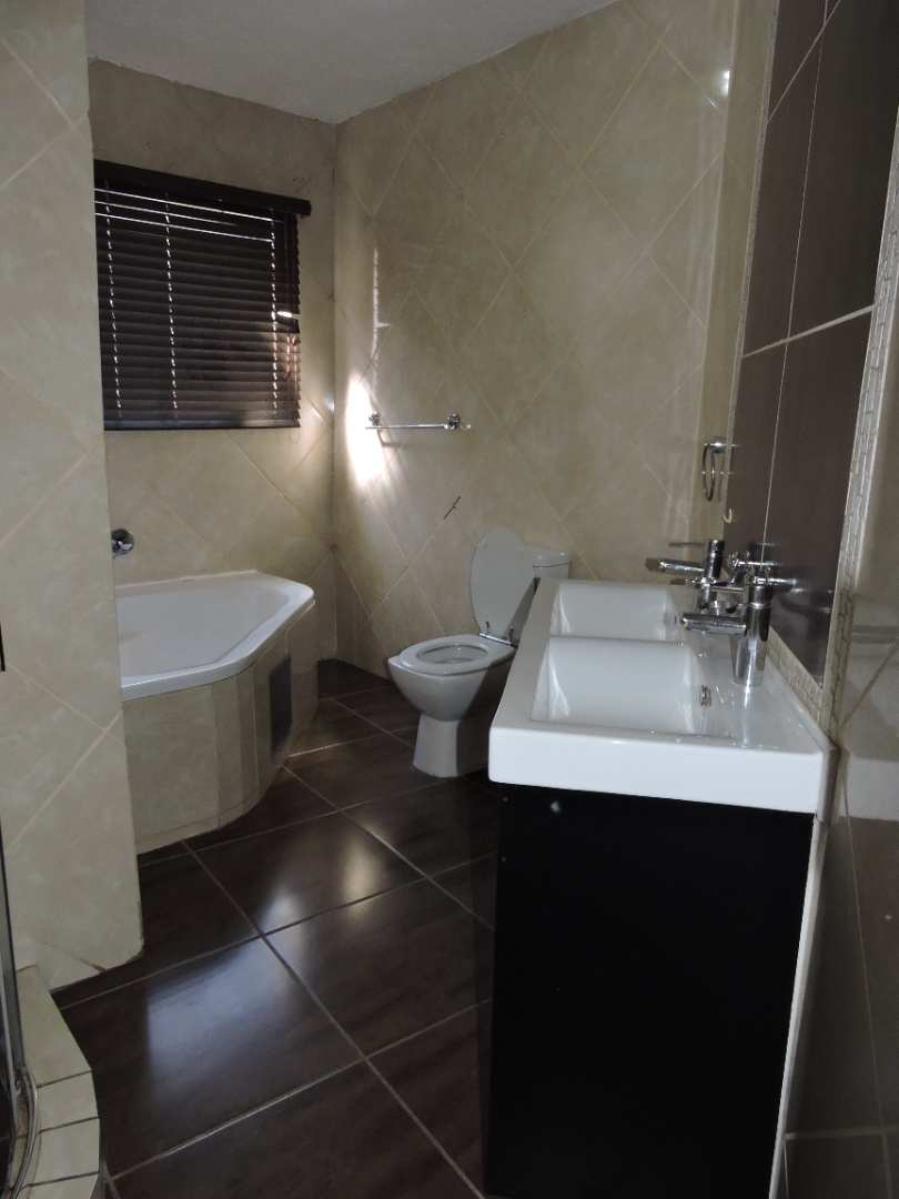 To Let 4 Bedroom Property for Rent in Faerie Glen Gauteng