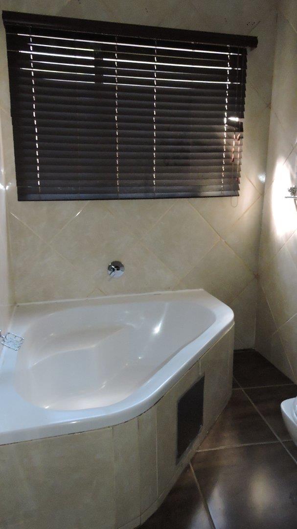 To Let 4 Bedroom Property for Rent in Faerie Glen Gauteng