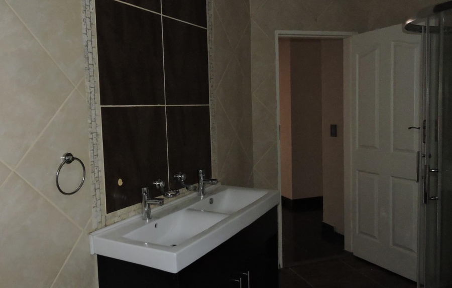To Let 4 Bedroom Property for Rent in Faerie Glen Gauteng