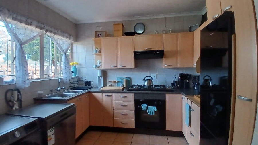 3 Bedroom Property for Sale in Bonaero Park Gauteng
