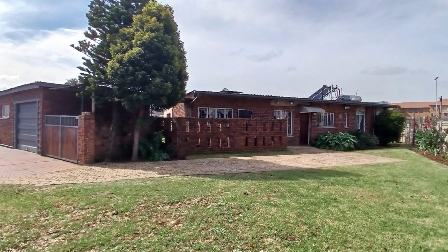 3 Bedroom Property for Sale in Bonaero Park Gauteng