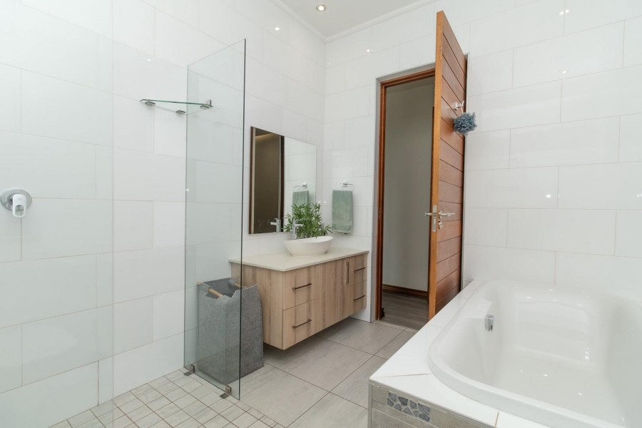 4 Bedroom Property for Sale in Helderfontein Estate Gauteng