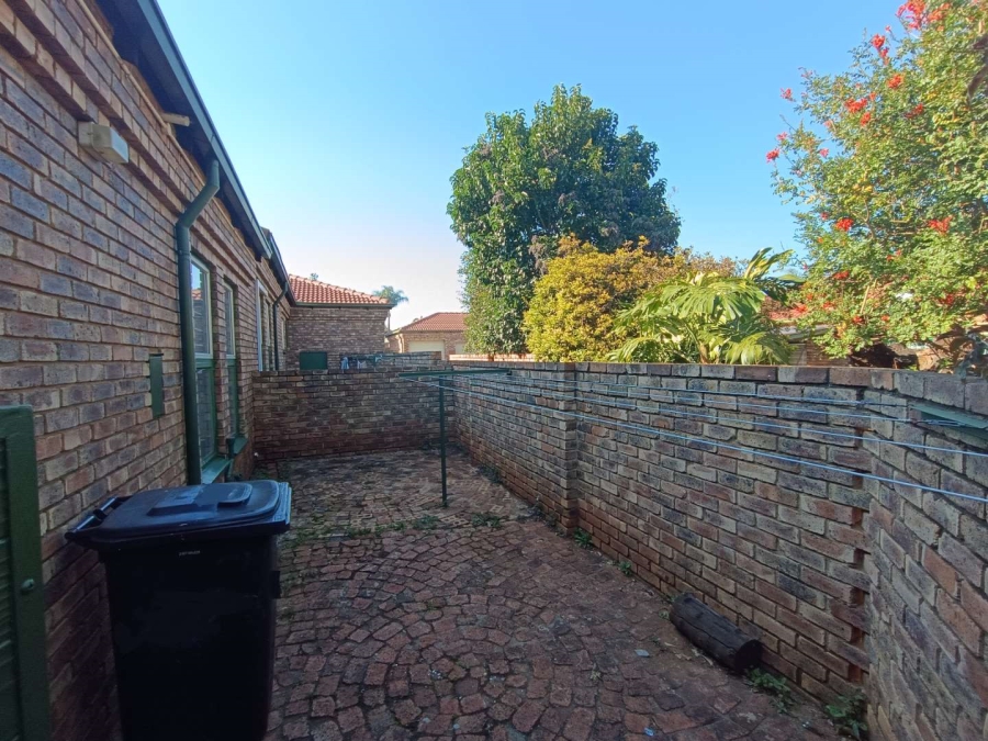 2 Bedroom Property for Sale in Die Hoewes Gauteng