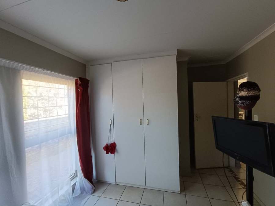 2 Bedroom Property for Sale in Die Hoewes Gauteng