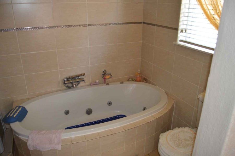 5 Bedroom Property for Sale in Brackendowns Gauteng