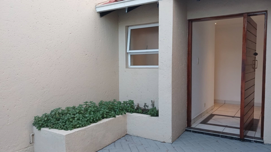 To Let 4 Bedroom Property for Rent in Hurlingham Manor Gauteng