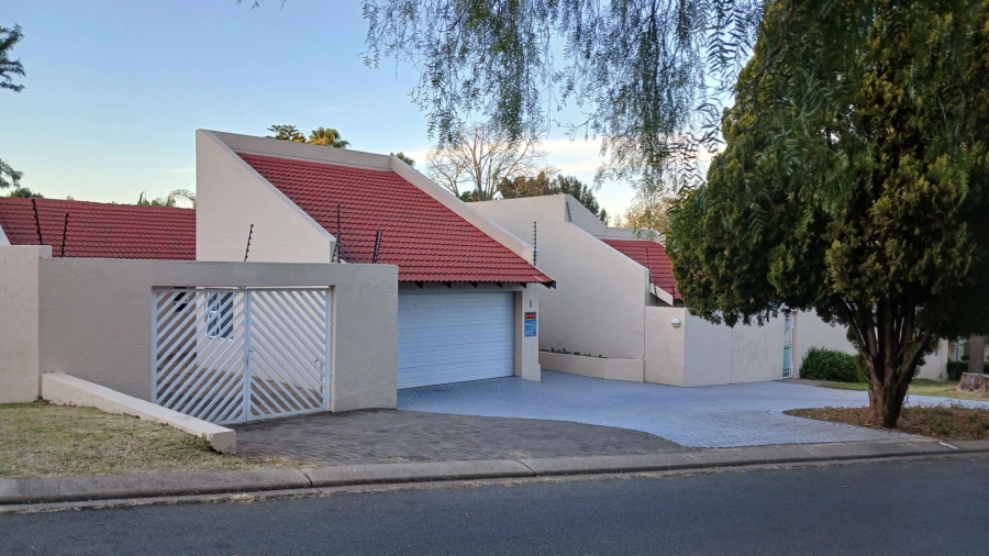 To Let 4 Bedroom Property for Rent in Hurlingham Manor Gauteng