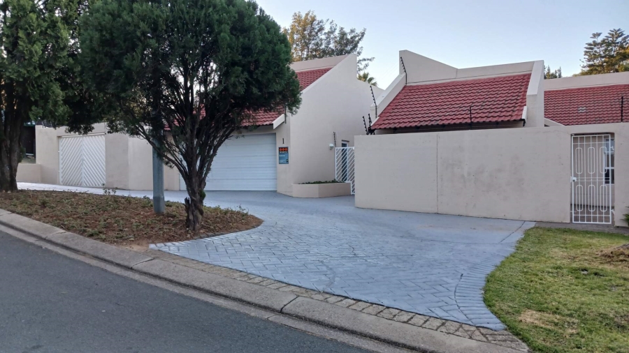 To Let 4 Bedroom Property for Rent in Hurlingham Manor Gauteng