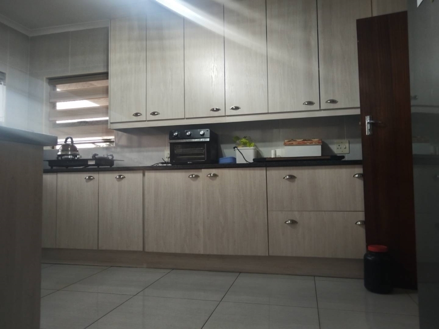 To Let 4 Bedroom Property for Rent in Wilro Park Gauteng