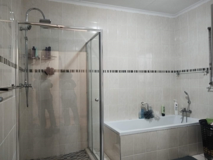 To Let 4 Bedroom Property for Rent in Wilro Park Gauteng