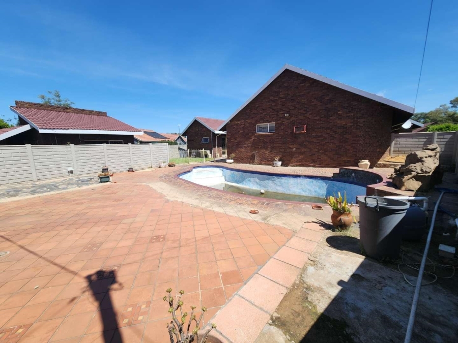 4 Bedroom Property for Sale in Mayberry Park Gauteng