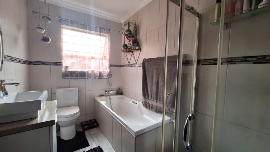 To Let 3 Bedroom Property for Rent in Radiokop Gauteng