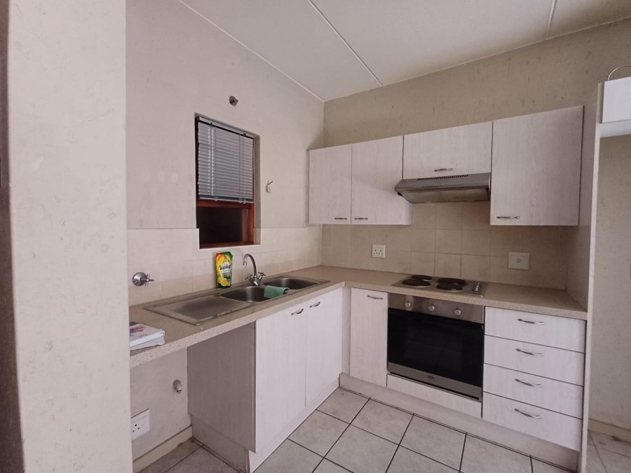 To Let 1 Bedroom Property for Rent in Douglasdale Gauteng
