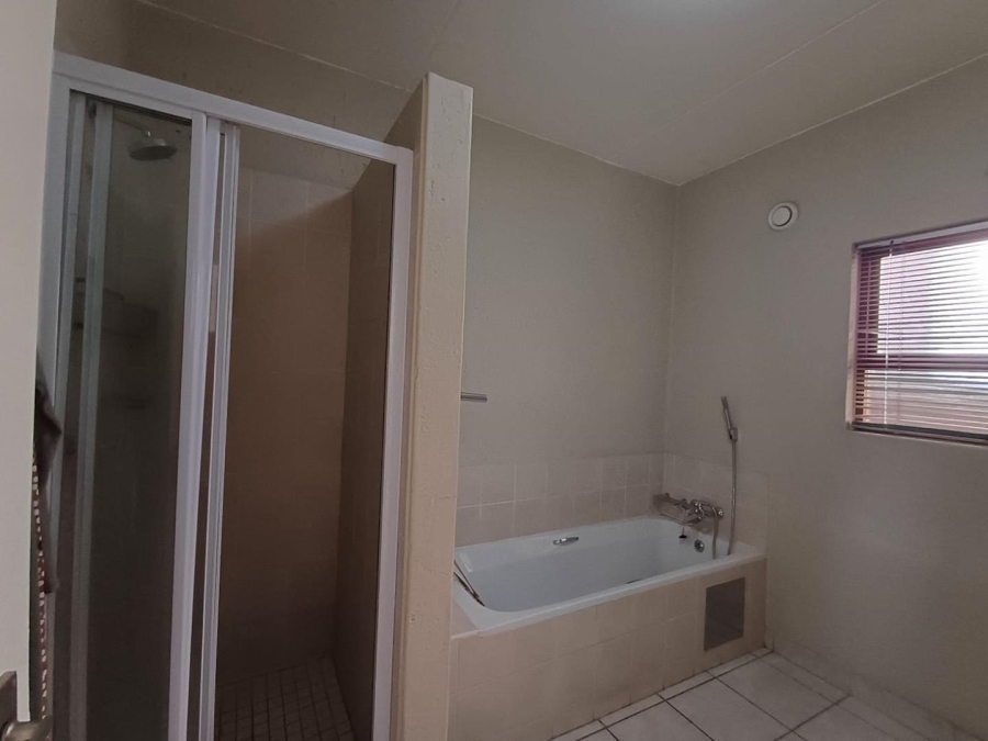 To Let 1 Bedroom Property for Rent in Douglasdale Gauteng
