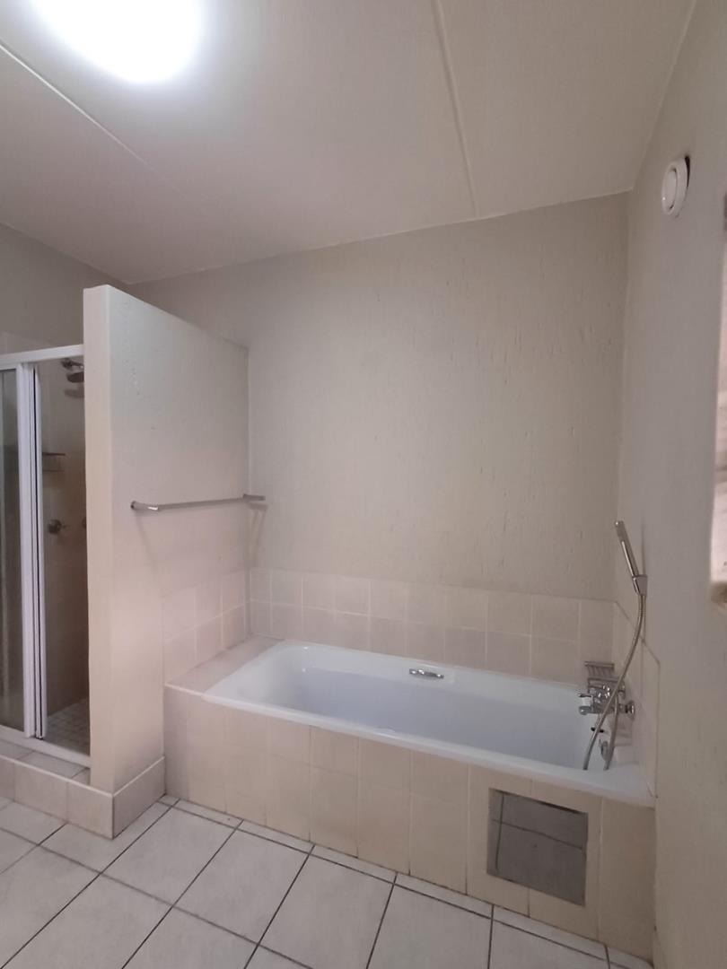 To Let 1 Bedroom Property for Rent in Douglasdale Gauteng