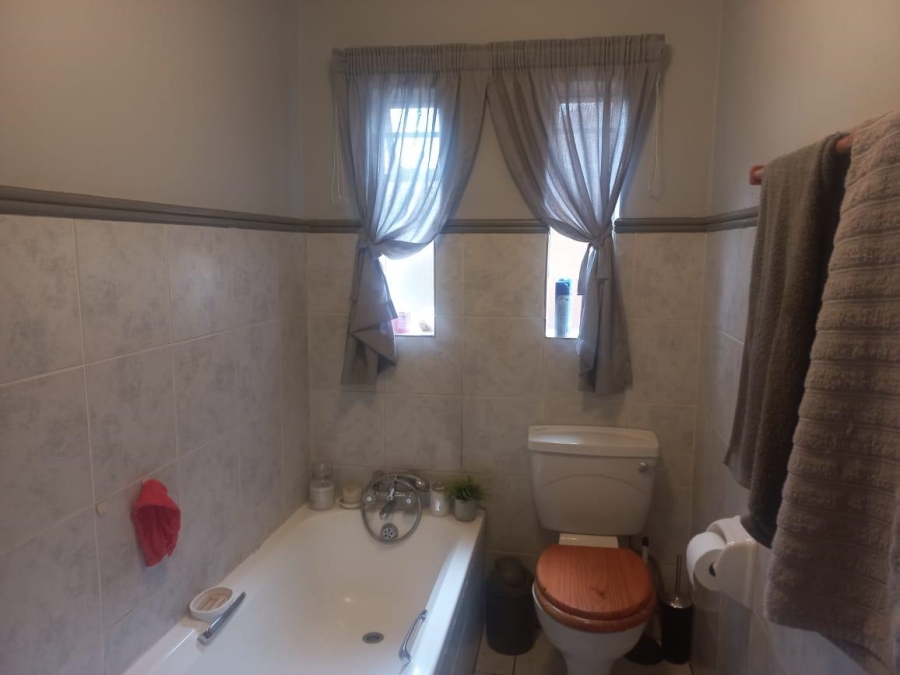To Let 2 Bedroom Property for Rent in Faerie Glen Gauteng