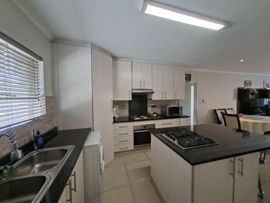 2 Bedroom Property for Sale in Buccleuch Gauteng